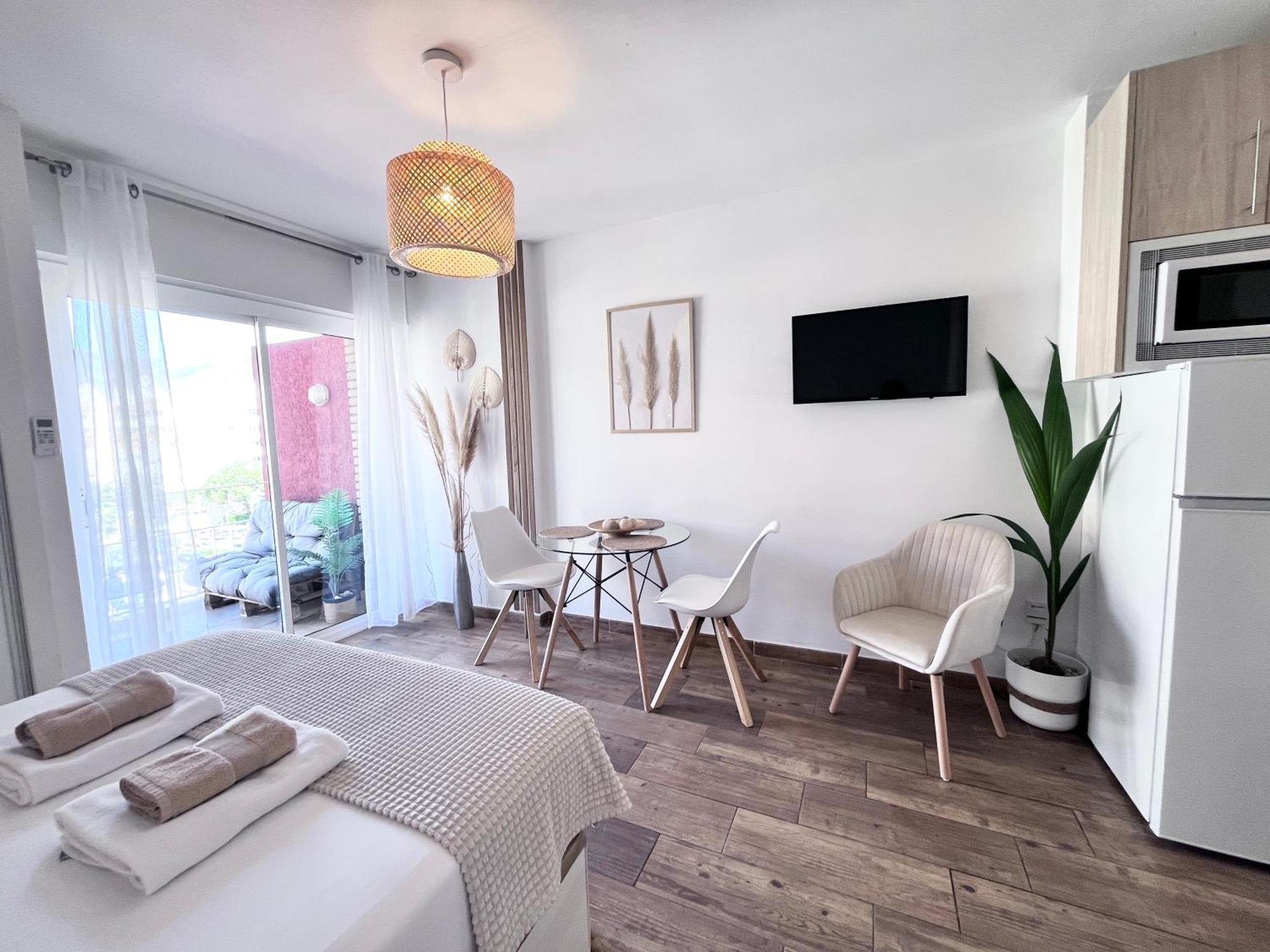 Style & Comfort In - Pool Available Seasonally Benalmádena